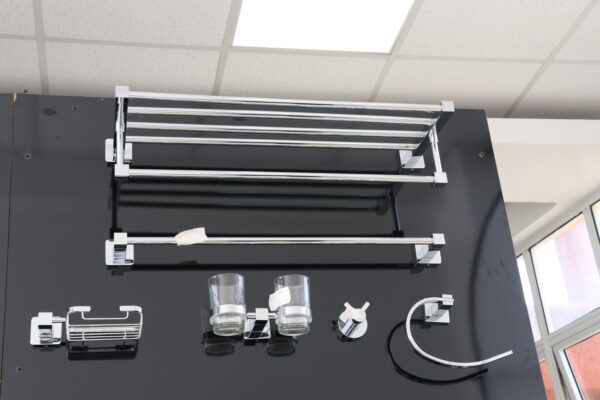 SILVER 6 PIECE BATHROOM SET - Image 3